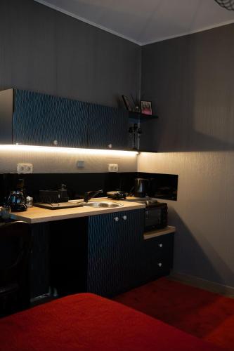 Una cocina o cocineta en MARGARITA'S SUITES