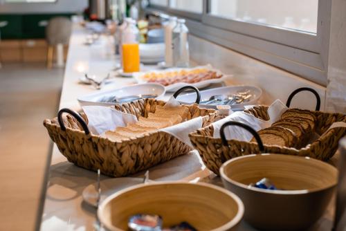 a buffet with baskets of food on a table at Gran Hotel Dakar in Mendoza