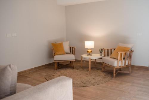 a living room with two chairs and a table at Gran Hotel Dakar in Mendoza