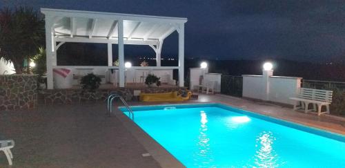 Swimming pool sa o malapit sa Villa vista mare con piscina