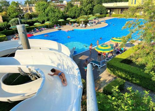 an overhead view of a large swimming pool with people in it at Pizzo Beach Club in Pizzo