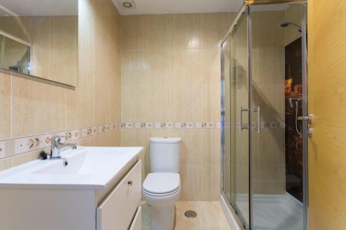 ATICO CON TERRAZA A PIE DE PLAYA في مالبيسا: حمام مع مرحاض ومغسلة ودش