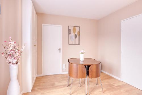 Gallery image of Studio Hôtel - Lit King Size - Parking - Wifi - Proche CDG in Livry-Gargan
