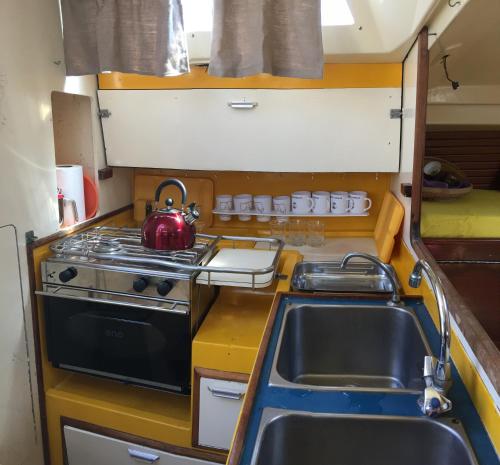 Il comprend une cuisine équipée d'une cuisinière, d'un évier et d'une bouilloire. dans l'établissement AUREL, à Rochefort