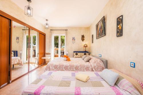 zwei Betten in einem Zimmer mit zwei Betten sidx sidx sidx sidx in der Unterkunft Villa Malena in Llucmajor