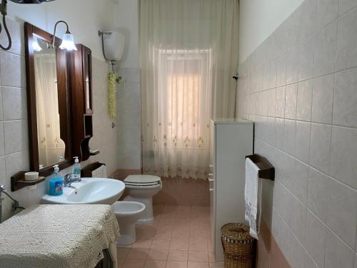 y baño con lavamanos, aseo y lavamanos. en CASA TIBERIO, en Torre del Greco