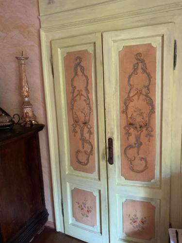 un paio di porte in una stanza accanto a un tavolo di Corte Rosantico a Bussolengo