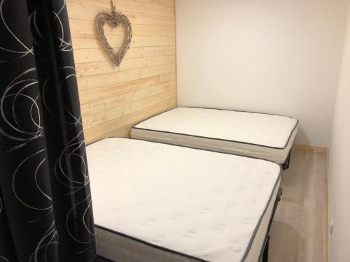dois colchões num quarto com duas camas em appartement 12 couchages proche piste ski et de randonnées du lioran em Le Lioran