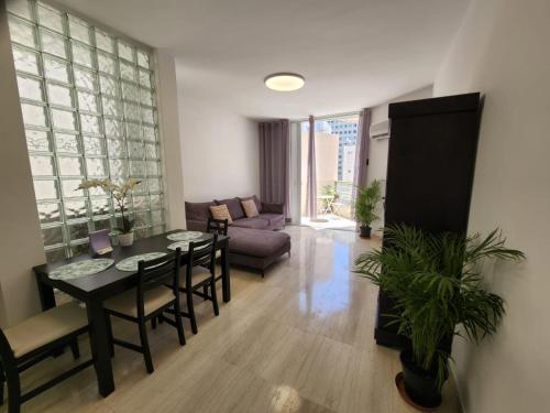 uma sala de estar com uma mesa e um sofá em Chilling in Netanya em Netanya