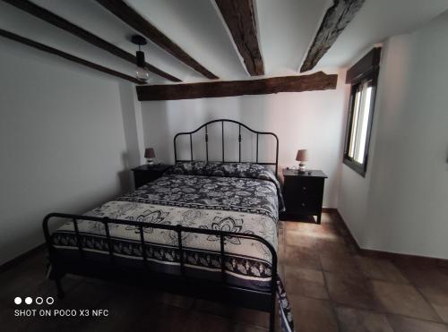 a bedroom with a bed in a room at Apartamentos Patas y Patetas in Tragacete