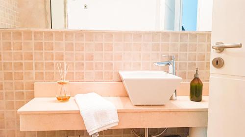 a bathroom with a sink and a mirror at Casa Huesped Mendoza Modernismo y confort en este hermoso apartamento !! in Mendoza