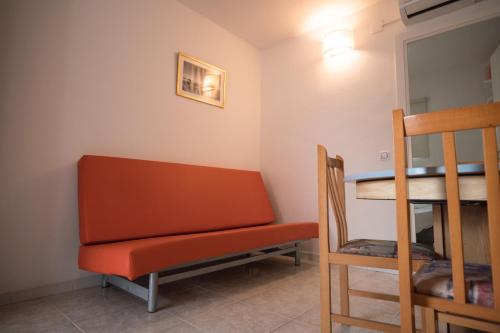a small room with a red bench and a table at Camping Cambrils Caban in Cambrils
