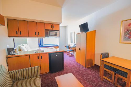 Η κουζίνα ή μικρή κουζίνα στο Econo Lodge Inn & Suites Mesquite - Dallas East
