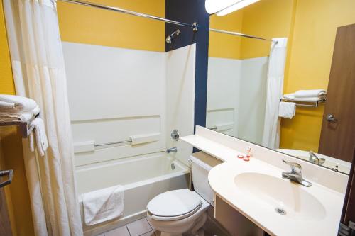 Ένα μπάνιο στο Econo Lodge Inn & Suites Mesquite - Dallas East