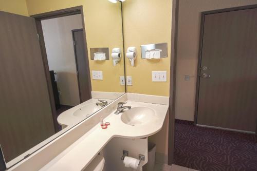 Ένα μπάνιο στο Econo Lodge Inn & Suites Mesquite - Dallas East