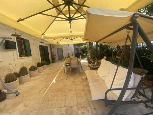 Un patio o zona al aire libre en Trulli Occhi Di Pietra