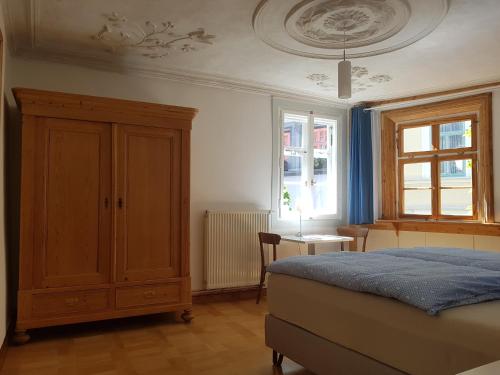 Un dormitorio con una cama y un armario y una ventana. en Ferienwohnung am Erfurter Dom, en Erfurt