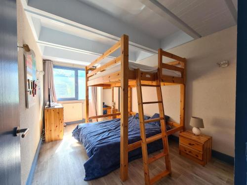 une chambre avec un lit superposé avec une échelle dans l'établissement Appartement rénové avec balcon, proche pistes et commerces, 6 pers, Flaine Forum - FR-1-425-47, à Flaine