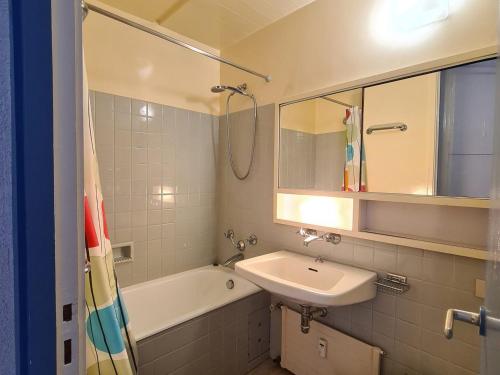 een badkamer met een wastafel en een bad bij Appartement Flaine, 2 pièces, 6 personnes - FR-1-425-47 in Flaine