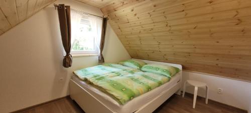 A bed or beds in a room at Vilka Cibulka a chata Cesnačik