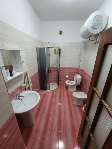 uma casa de banho com 2 lavatórios e 2 WC em Heart of Tirana em Tirana
