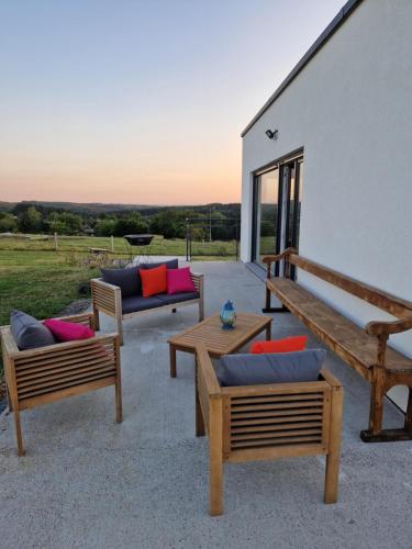 Posezení v ubytování L'Harmonie du Jardin Gîte