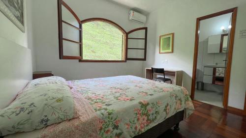 een slaapkamer met een bed en een raam erin bij Residencial Canto Livre Apart Hotel in Penedo