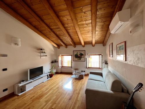 salon z kanapą i telewizorem w obiekcie Casa Cele w mieście Garda