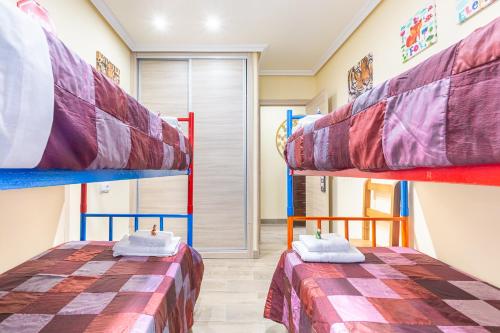 Katil dua tingkat atau katil-katil dua tingkat dalam bilik di APARTAMENTOS DELUXE COLLARUBIO en Cercedilla