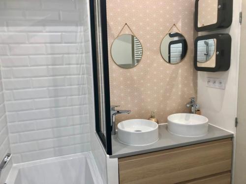 Kúpeľňa v ubytovaní Appartement sur les toits, très jolie vue Provence