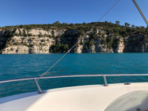 a view from the bow of a boat on the water at Appartement sur les toits, très jolie vue Provence in Gréoux-les-Bains