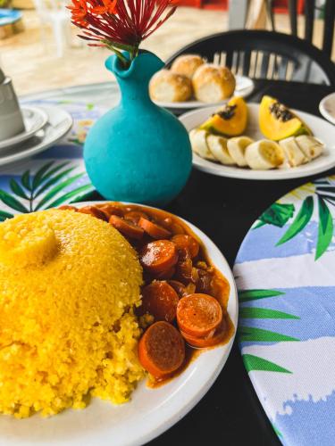 een tafel met borden eten op een tafel bij Pousada Harmonia in Tamandaré