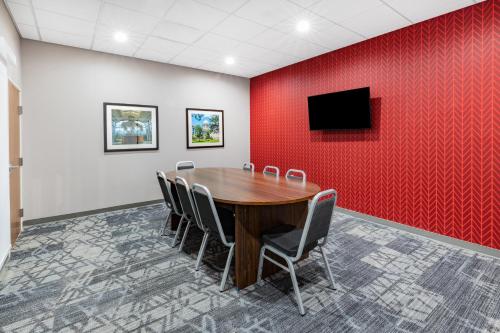 Телевизор и/или развлекательный центр в Hawthorn Extended Stay by Wyndham Oklahoma City Airport