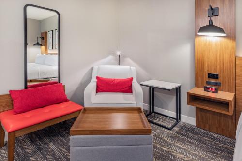 Гостиная зона в Hawthorn Extended Stay by Wyndham Oklahoma City Airport