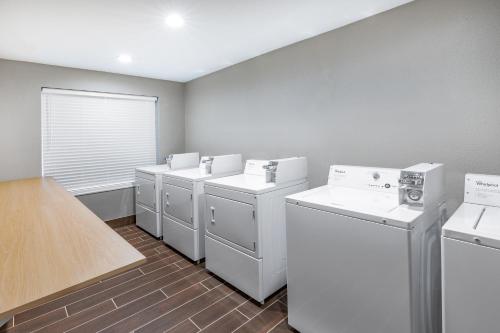 Кровать или кровати в номере Hawthorn Extended Stay by Wyndham Oklahoma City Airport