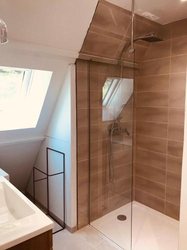 une salle de bain avec douche et lavabo dans l'établissement Chalet en Normandie au coeur du pays d'Auge, au Pin