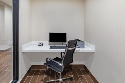 Телевизор и/или развлекательный центр в Hawthorn Extended Stay by Wyndham Oklahoma City Airport