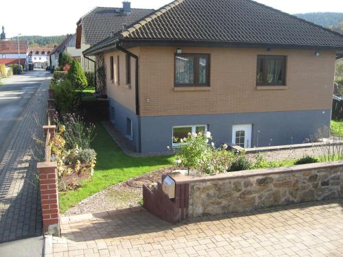 a house with a retaining wall in front of it at Ferienwohnung Jena-Zoellnitz in Zöllnitz
