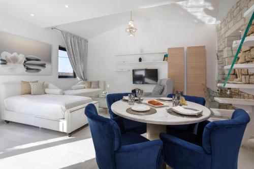 Posteľ alebo postele v izbe v ubytovaní Dion Villa - Pool & Jacuzzi - Sleeps 4 - Zakynthos