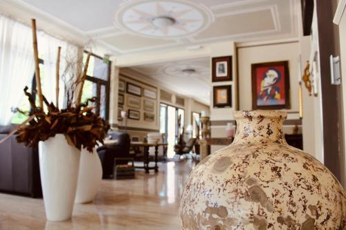 a living room with two vases on the floor at Art Hotel Pandos in Tabiano