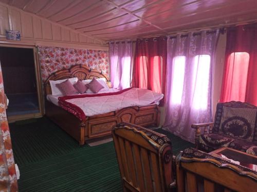 Midway Home stayにあるベッド