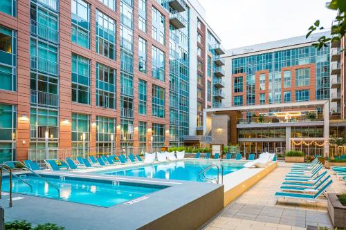 uma imagem de uma piscina num edifício com cadeiras em Sentral Union Station em Denver