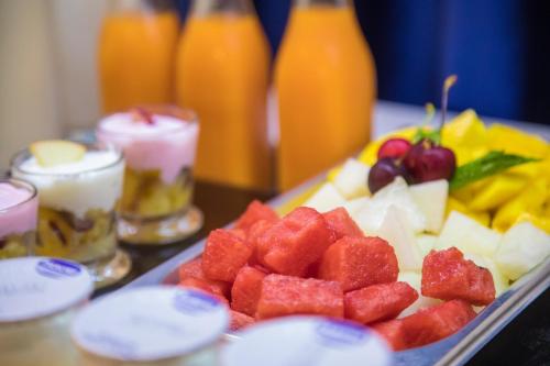 a tray of food with fruit on a table at Casual Raízes Porto in Porto