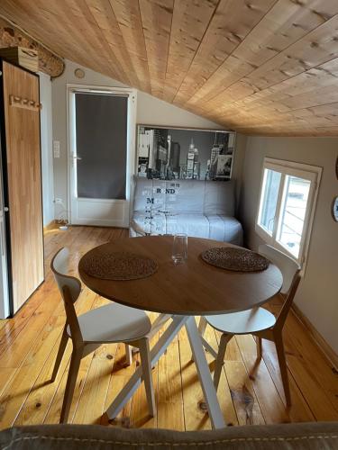 A kitchen or kitchenette at Sublime studio de caractère ,50 m2 climatisé .