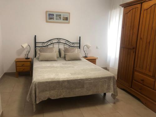 Katil atau katil-katil dalam bilik di Acogedora casa en Cap Negret, ubicada a primera línea de la playa.
