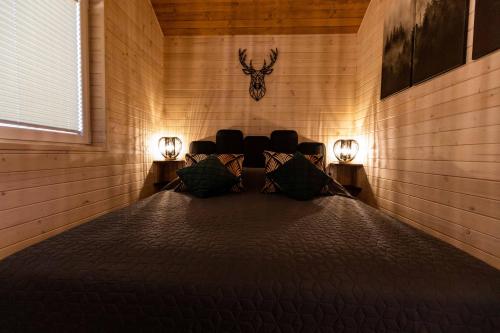 Postel nebo postele na pokoji v ubytování Chatynki Premium w Krynicy