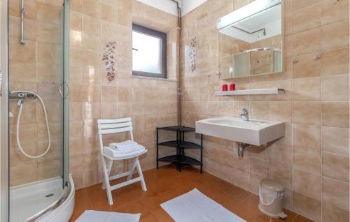 Ванна кімната в Cozy Apartment In Smrika With Wifi