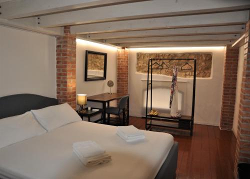 Un dormitorio con una cama y una mesa en una habitación. en Liolà's Home, en Noto