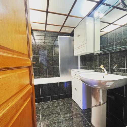 une salle de bain avec un lavabo et un miroir dans l'établissement Loc.Allos, à Allos