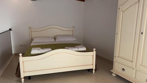una camera con letto bianco e armadio bianco di Casa Mamma Elvira a Lecce